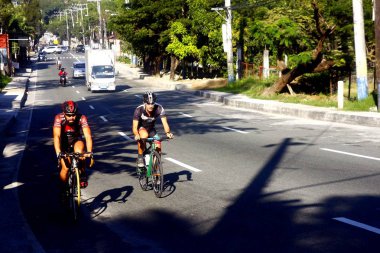 Bisikletçileri Antipolo City, Filipinler Merhaba yol üzerinde bir sabah erken yolculuğun tadını çıkar.