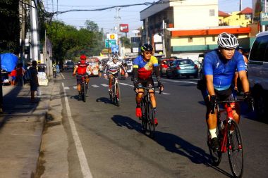 Bisikletçileri Antipolo City, Filipinler Merhaba yol üzerinde bir sabah erken yolculuğun tadını çıkar.