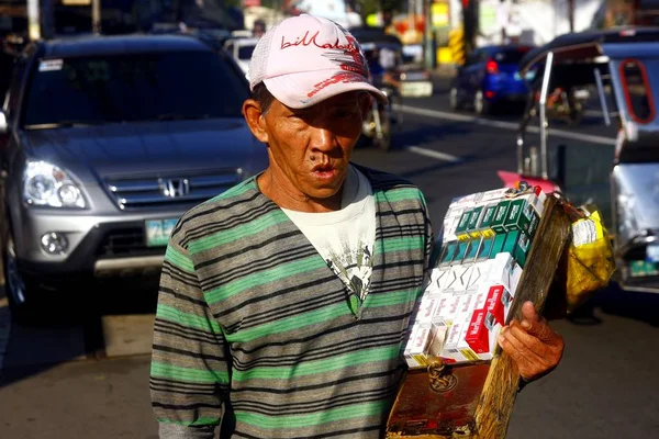 En cigarett leverantör peddles sin produkt på gatorna i Antipolo City, Filippinerna. — Stockfoto