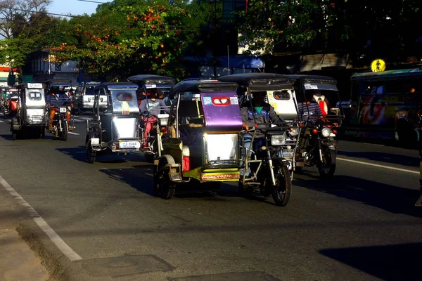 Dreiräder befördern Passagiere in den Straßen von Antipolo-Stadt, Philippinen. — Stockfoto