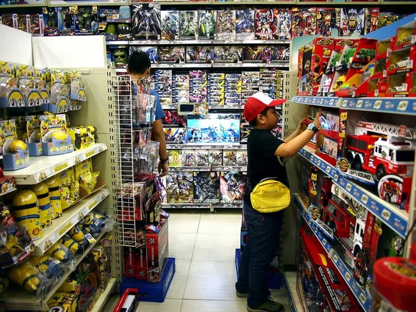 Bir çocuk oyuncak dükkanında ekranda farklı oyuncaklarla çalış. — Stok fotoğraf