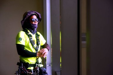 Profesyonel pencere temiz bir mola alır ve o temizlik bir bina pencereden görünüyor.