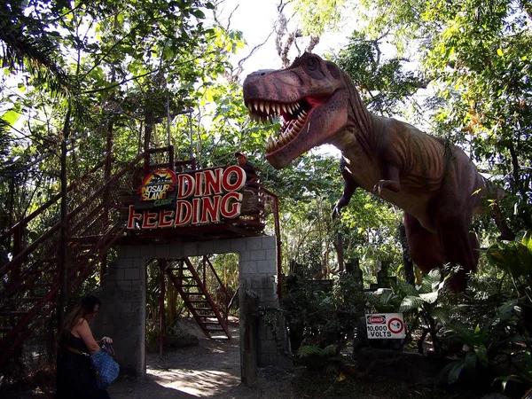 Atracciones dentro de la Isla de los Dinosaurios en el Campo de Picnic Clark en Mabalacat, Pampanga . —  Fotos de Stock