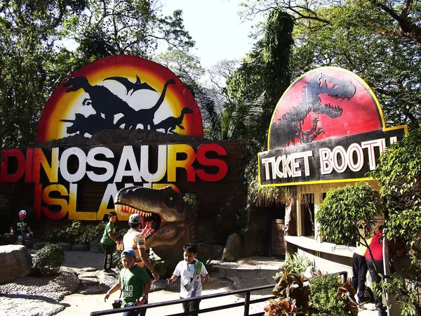 Atracciones dentro de la Isla de los Dinosaurios en el Campo de Picnic Clark en Mabalacat, Pampanga . —  Fotos de Stock