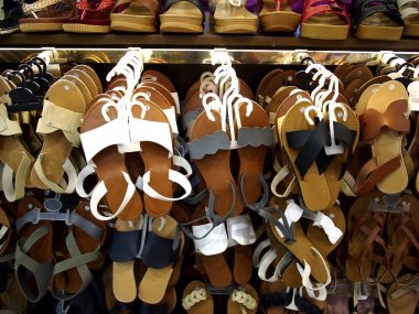 Sandalet ve terlik ekranda