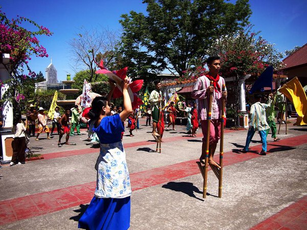 Артисты культурного шоу на стадионе Nayong Pilipino на стадионе Clark Field в Мабалакате, Пампанга
.