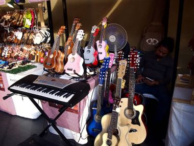 Yukarı şehir merkezi Quezon City ahırda ın Bazaarı çeşitli aperatif yiyecek, Giysi, müzik aletleri ve diğer ürünleri satmak