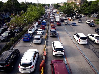 Araç geçmek boyunca bir genellikle sıkışık trafik Katipunan Avenue Quezon City, Filipinler.