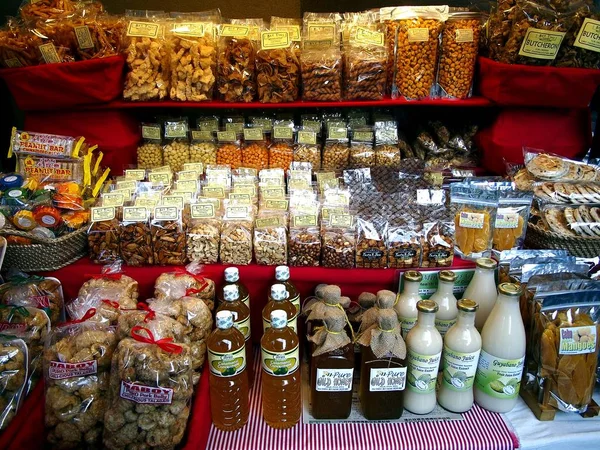 Bazaar barracas em UP Town Center em Quezon City vender comida lanche variado, roupas, instrumentos musicais e outros produtos — Fotografia de Stock