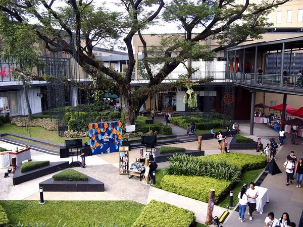 Parque e jardim ao ar livre no UP Town Center em Quezon City, Filipinas . — Fotografia de Stock