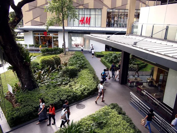 Parque al aire libre y jardín en UP Town Center en Quezon City, Filipinas . — Foto de Stock