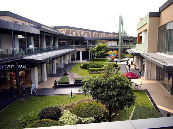Wolnym powietrzu park i ogród w Town Center w Quezon City, Filipiny. — Zdjęcie stockowe