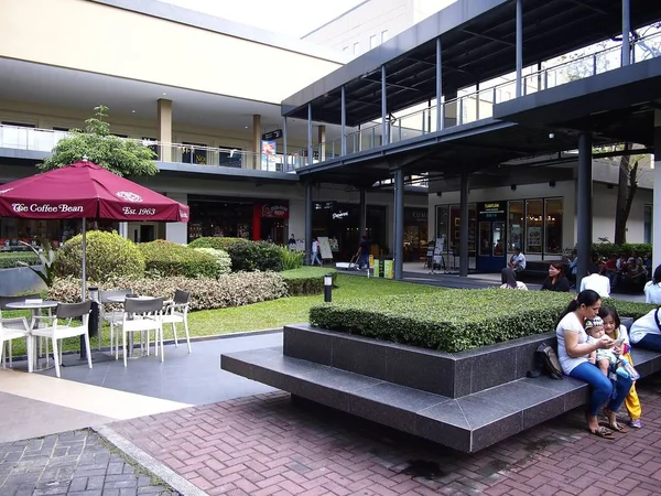 Utomhus park och trädgård i upp centrum i Quezon City, Filippinerna. — Stockfoto