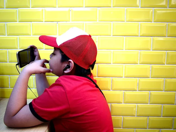 Niño usando un teléfono inteligente — Foto de Stock