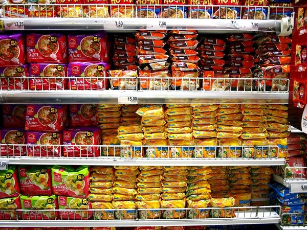 Tagliatelle istantanee assortite esposte su uno scaffale all'interno di un supermercato . — Foto Stock