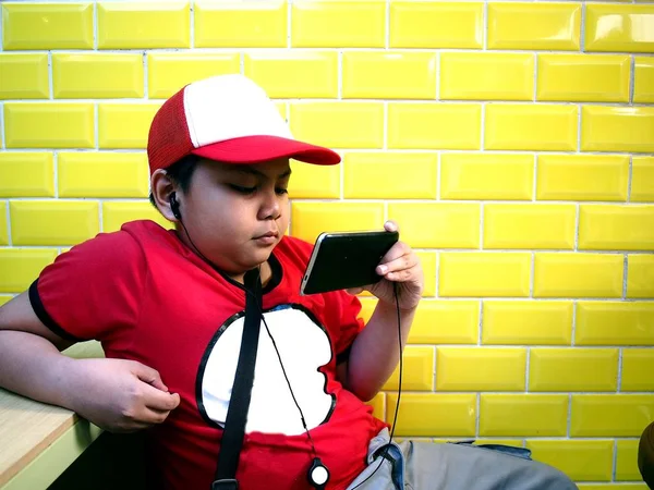 Young boy using a smart phone — Stock Photo, Image