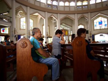 Katolik adanmışlar Antipolo Katedrali veya Our Lady barış ve güvenli yolculuk içinde dua.
