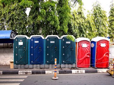 Bir kaldırımda Portatif tuvaletler