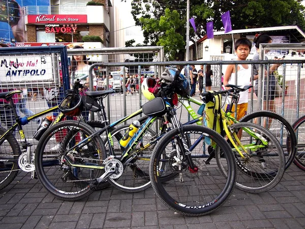 アンティポロ大聖堂や平和の聖母と航海の安全の外駐輪されている自転車. — ストック写真