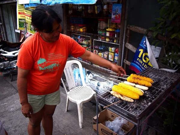 Ulice dodavatele grilu kukuřičný klas a Cardava banán místně známé jako Saba — Stock fotografie