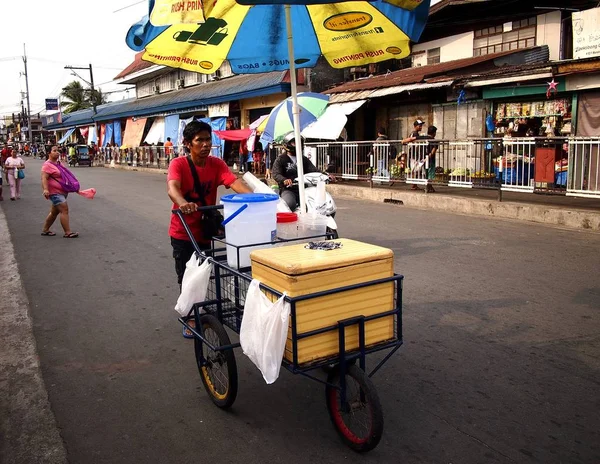 Um vendedor de rua vende refrescos frios em sua loja de laminação improvisada . — Fotografia de Stock