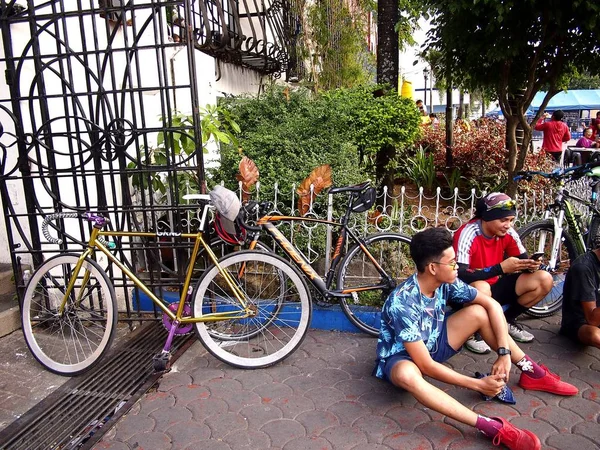 Bikers descansar e estacionar suas bicicletas fora da Catedral de Antipolo ou Nossa Senhora da Paz e Viagem Segura . — Fotografia de Stock