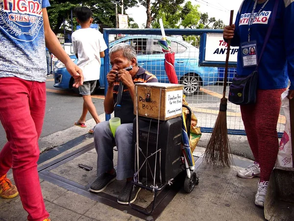 A vak zenész hajtja végre, és játszik a szájharmonika a járdán egy forgalmas utcán. — Stock Fotó