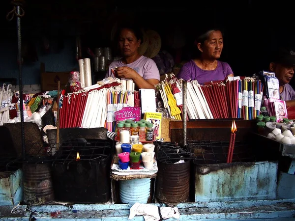 Satıcılar dua mumlar Antipolo Katedrali veya Our Lady barış ve güvenli yolculuk dışında satmak. — Stok fotoğraf