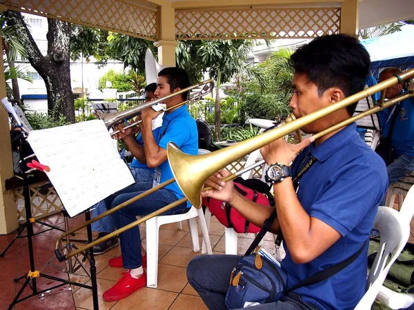 Grup üyeleri trombon oynamak ve bir şarkı uygulama. — Stok fotoğraf