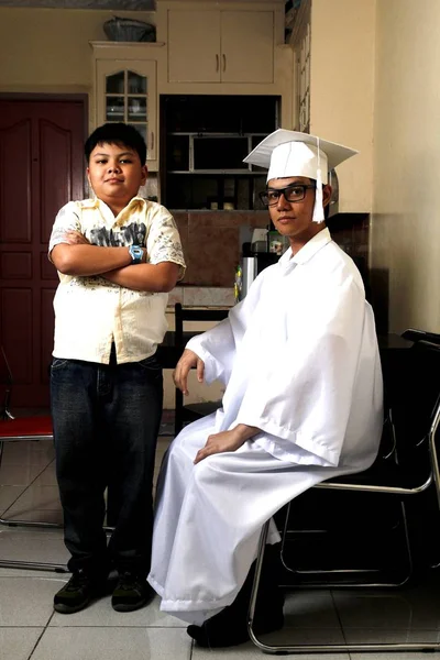 Joven asiático chico y un adolescente usando escuela graduación ropa —  Fotos de Stock