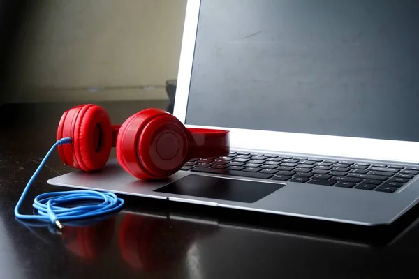 Stereo headphones and a laptop computer — Stock Photo, Image