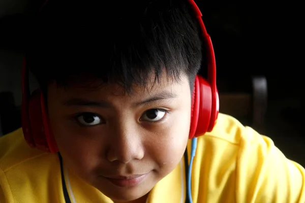 Aziatische jongen met koptelefoon — Stockfoto