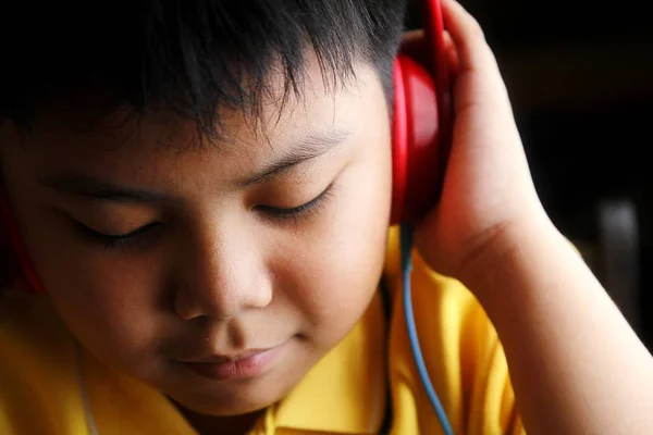 Jovem menino asiático com fones de ouvido — Fotografia de Stock
