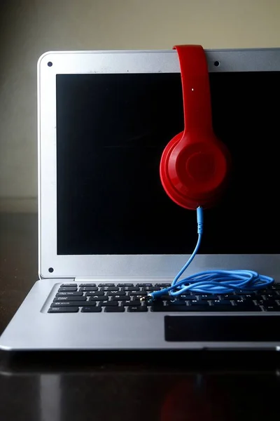 Stereo-Kopfhörer und ein Laptop — Stockfoto