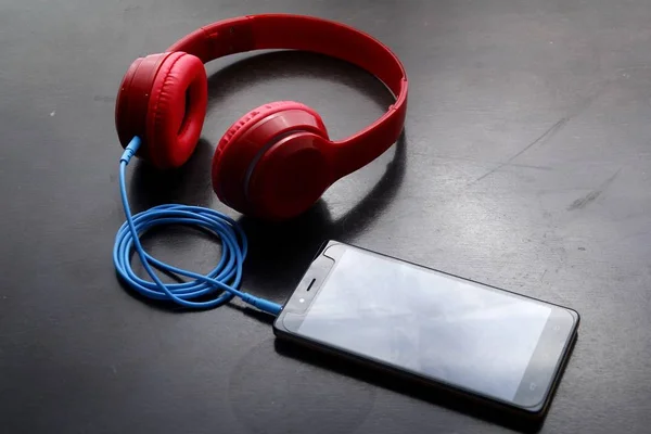 Smartphone e fones de ouvido estéreo — Fotografia de Stock