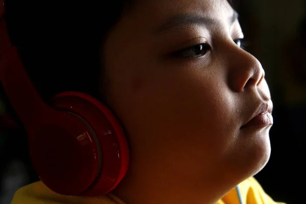 Jovem menino asiático com fones de ouvido — Fotografia de Stock