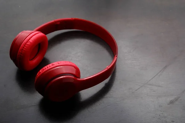 Fones de ouvido estéreo em uma mesa — Fotografia de Stock