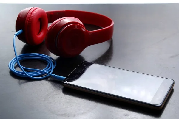 Smartphone e fones de ouvido estéreo — Fotografia de Stock