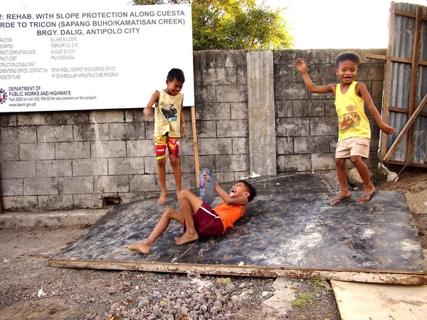 Les jeunes enfants philippins jouent sur un chantier de construction . — Photo