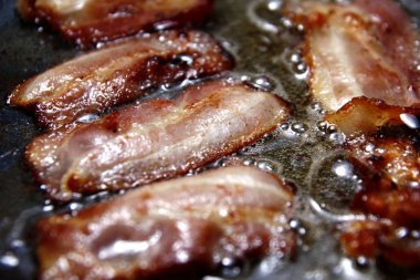 bir tavada kızarmış domuz pastırması