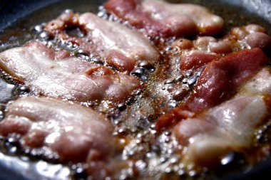bir tavada kızarmış domuz pastırması