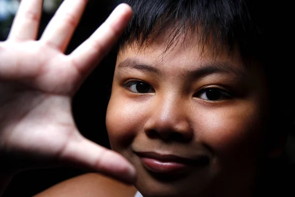 Jeune asiatique garçon tenant sa main vers le haut — Photo
