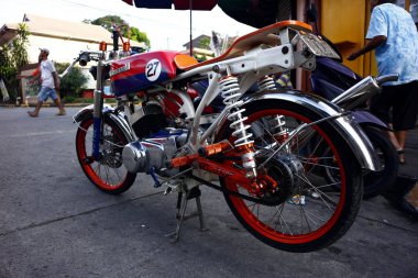 Halka açık bir yolda park edilmiş renkli bir sokak motosikleti..