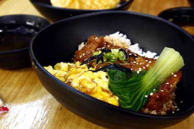 Taze pişmiş Katsudon.