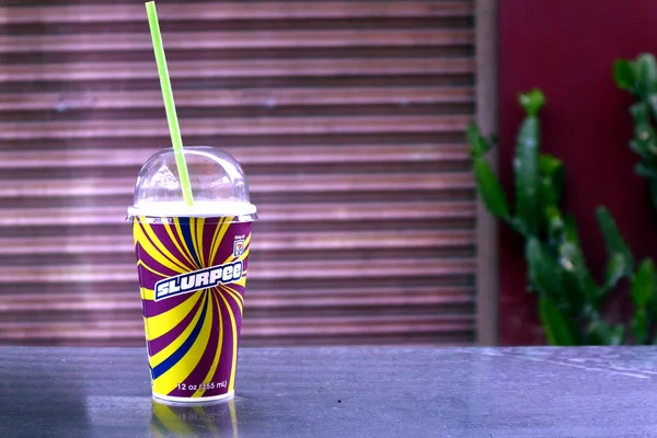 Masadaki tanınmış bir marketten alınmış popüler bir bardak soğuk içecek..