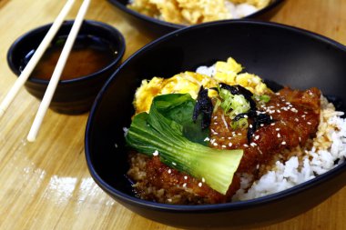 Taze pişmiş Katsudon.