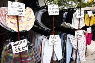 Pazarda satılan çeşitli ucuz giysi ve ayakkabılar.