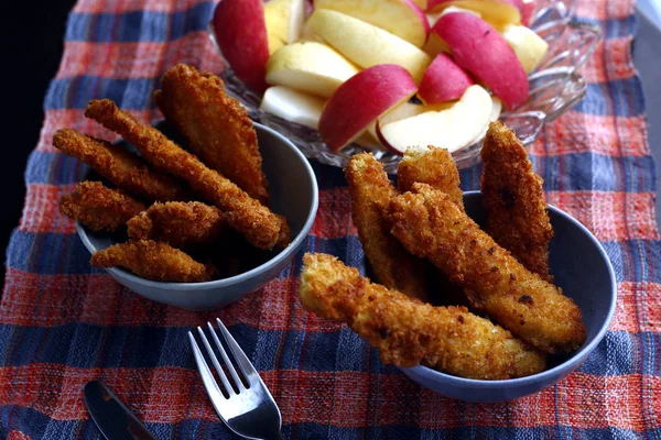 Taze pişmiş tavuk ve balık şeritleri ve dilimlenmiş elma ve armut kasesi. — Stok fotoğraf