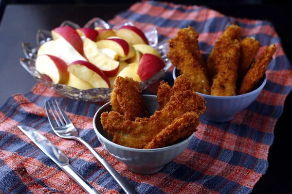 Taze pişmiş tavuk ve balık şeritleri ve dilimlenmiş elma ve armut kasesi. — Stok fotoğraf