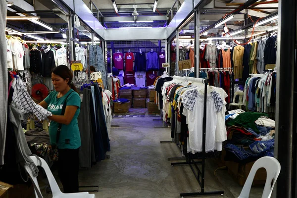 Surtido de ropa asequible y calzado en exhibición en un puesto de bazar — Foto de Stock